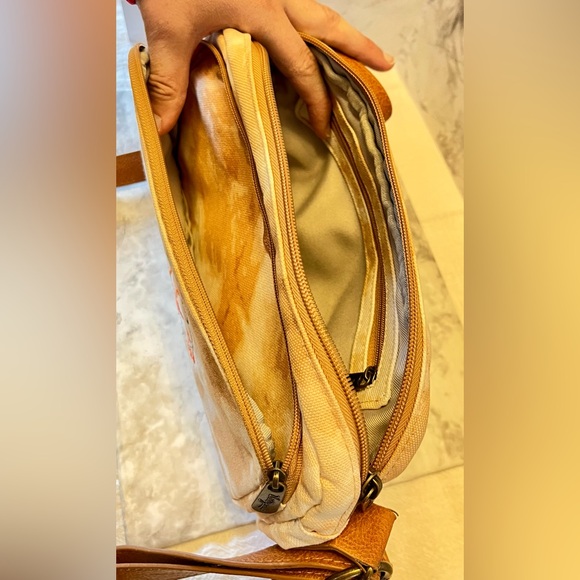 Thirty One 31 All Zipped Up Crossbody Purse in Fawn Tie Dye with Matching Pouch - Picture 2 of 3